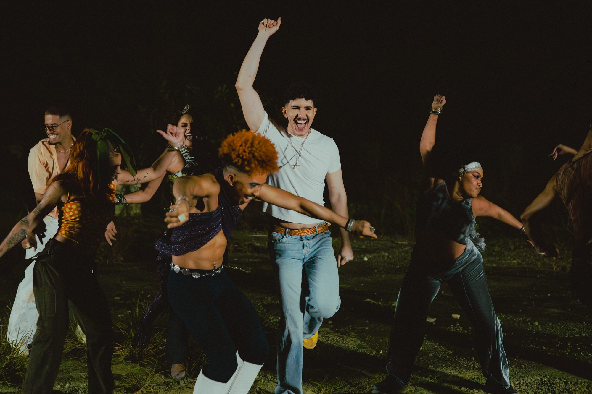 BEZZI, crowd dance